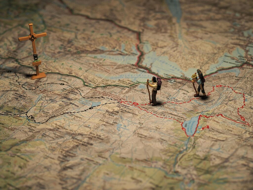 Das Bild zeigt eine Wanderkarte mit zwei kleinen Figuren.